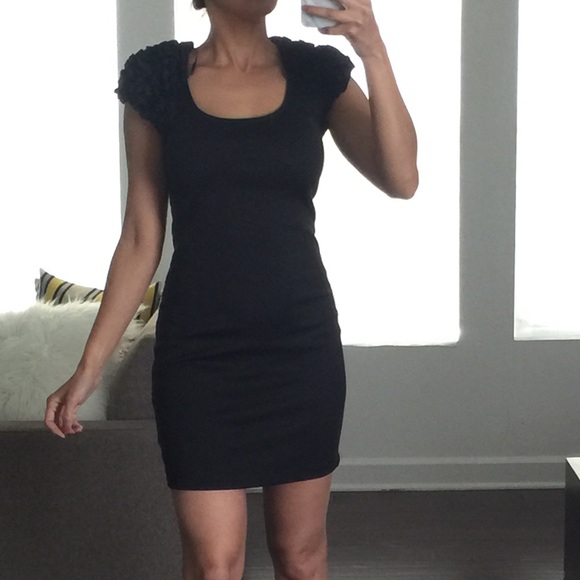 Ruffle sleeve black dress - Picture 4 of 4